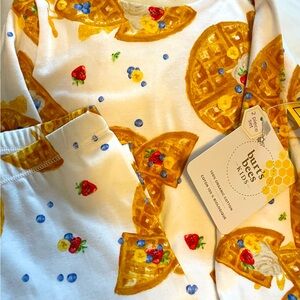 Burt’s bees organic cotton 2 piece pajamas NEW Morning Waffles pattern 4T